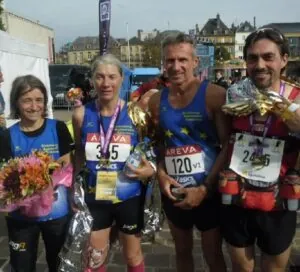 equipe de course avec ses medailles