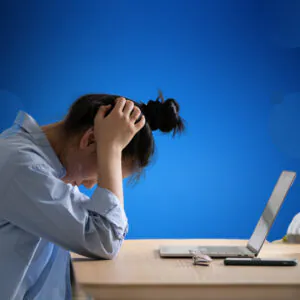 jeune consultant qui se prend la tête