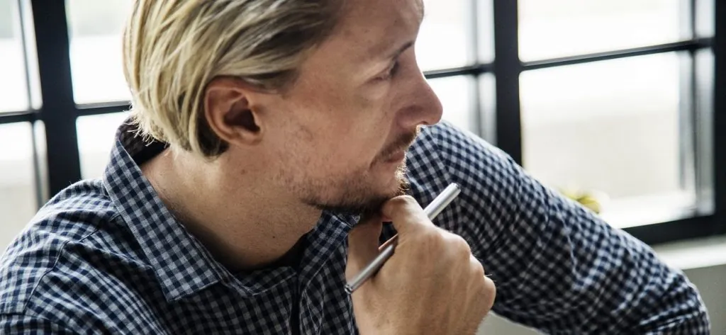 CONSULTANT qui réfléchit comment développer son activité