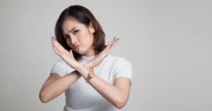 un consultante freelance qui croise les bras car elle dit "non"