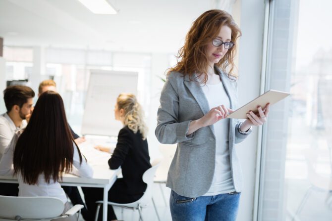 jeune femme au bureau travail