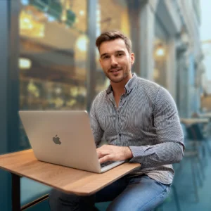 jeune manager assis dans espace coworking