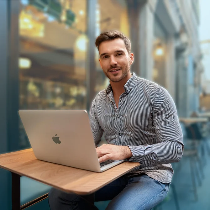 jeune manager assis dans espace coworking