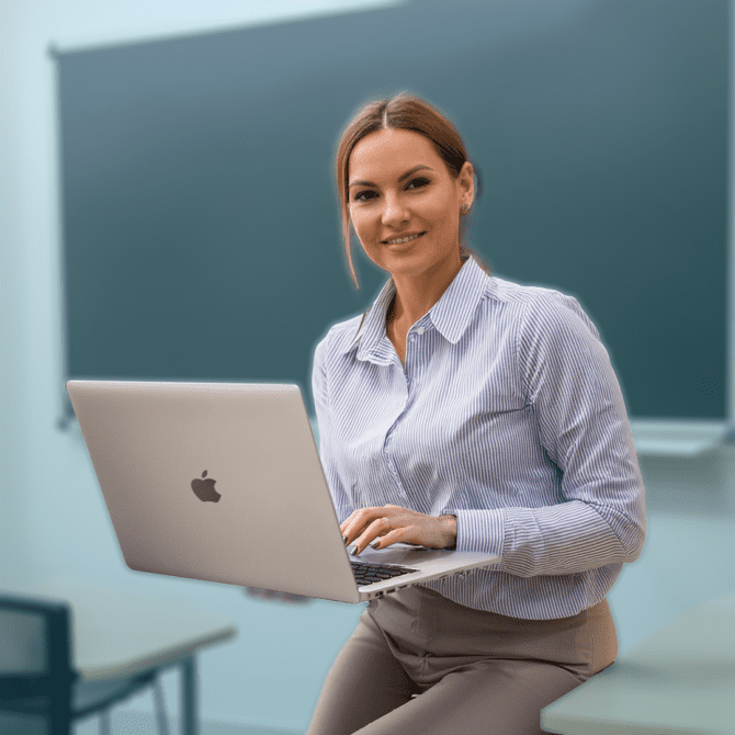 jeune femme avec PC