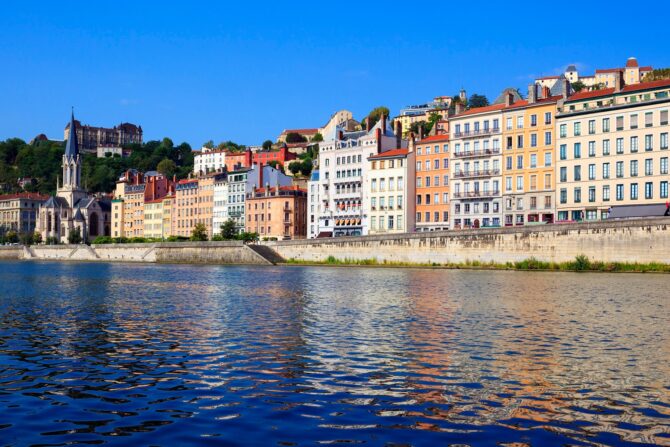 Paysage urbain de Lyon depuis la Saône avec ses maisons colorées et sa rivière
