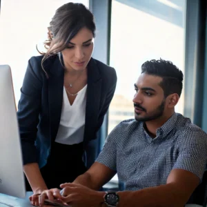 une femme debout en tailleur près d'un informaticien