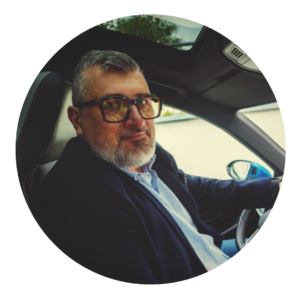 homme 50 ans en costume noir