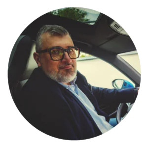 homme 50 ans en costume noir