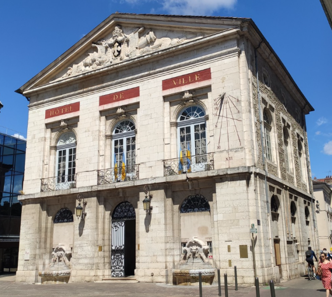 exterieur d'un batiment en pierre