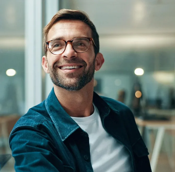 homme souriant chemise bleu