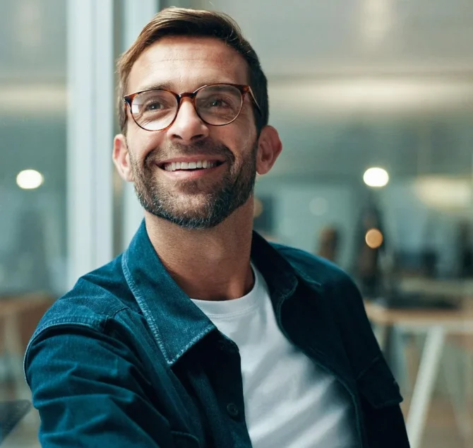 homme souriant chemise bleu