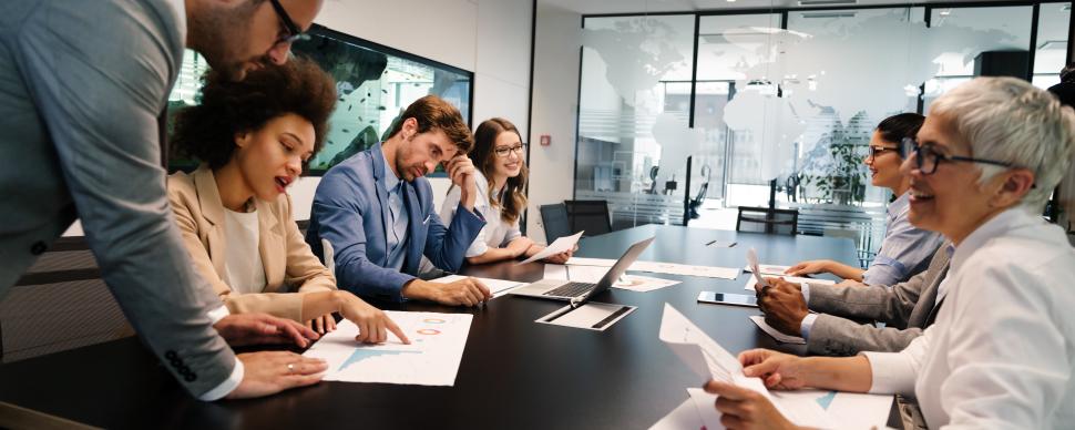 groupe de consultants dans un bureau qui coopere