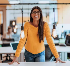 femme pull jaune souriante