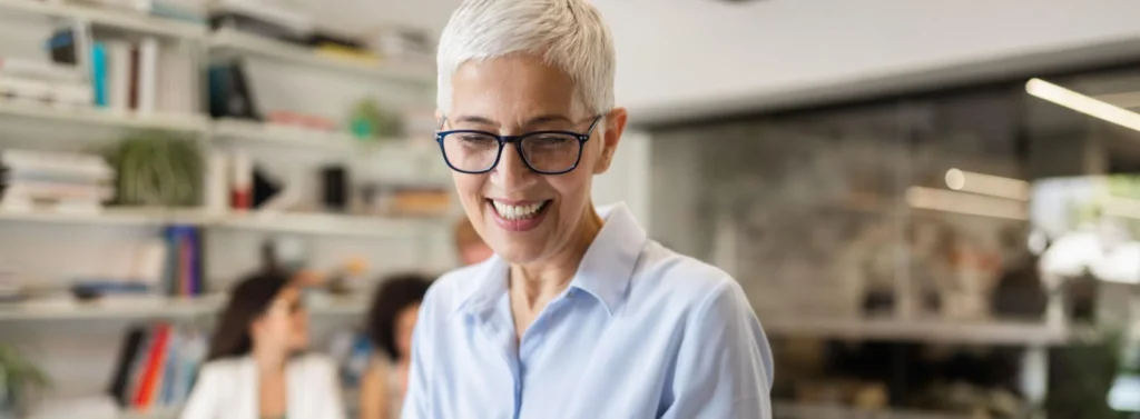 femme senior souriante chemise blanche