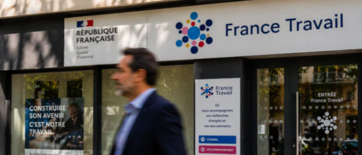 agence france travail avec un passant qui marche