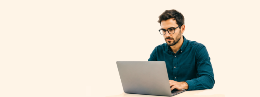 CONSULTANT DEVANT ORDINATEUR